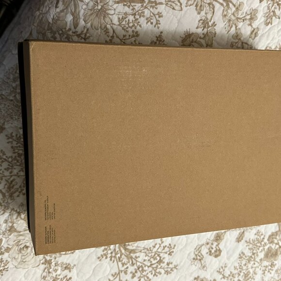 Empty UGG Box, Size 7, with paper inside - Picture 5 of 5